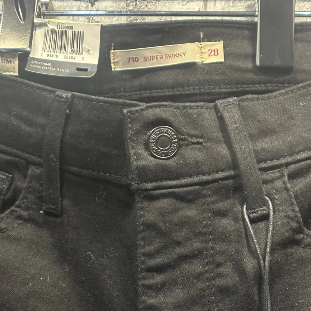 EUC Levi's Premium Black Skinny Jeans for Women - Picture 3 of 16